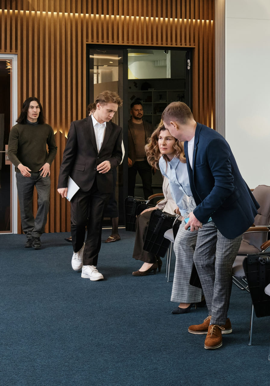 People arriving for a session and choosing where to sit